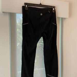 Athleta Chaturanga Capri Crop Leggings Black Pockets Womans Size S‎ 305922